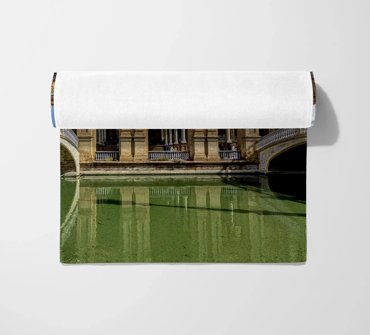 Plaza de España mit Brücke und Türmen Strandtuch von Bilderwelt - Kunst für die Wand