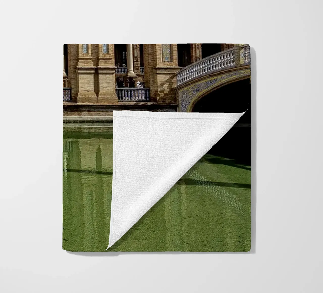 Plaza de España mit Brücke und Türmen Strandtuch von Bilderwelt - Kunst für die Wand