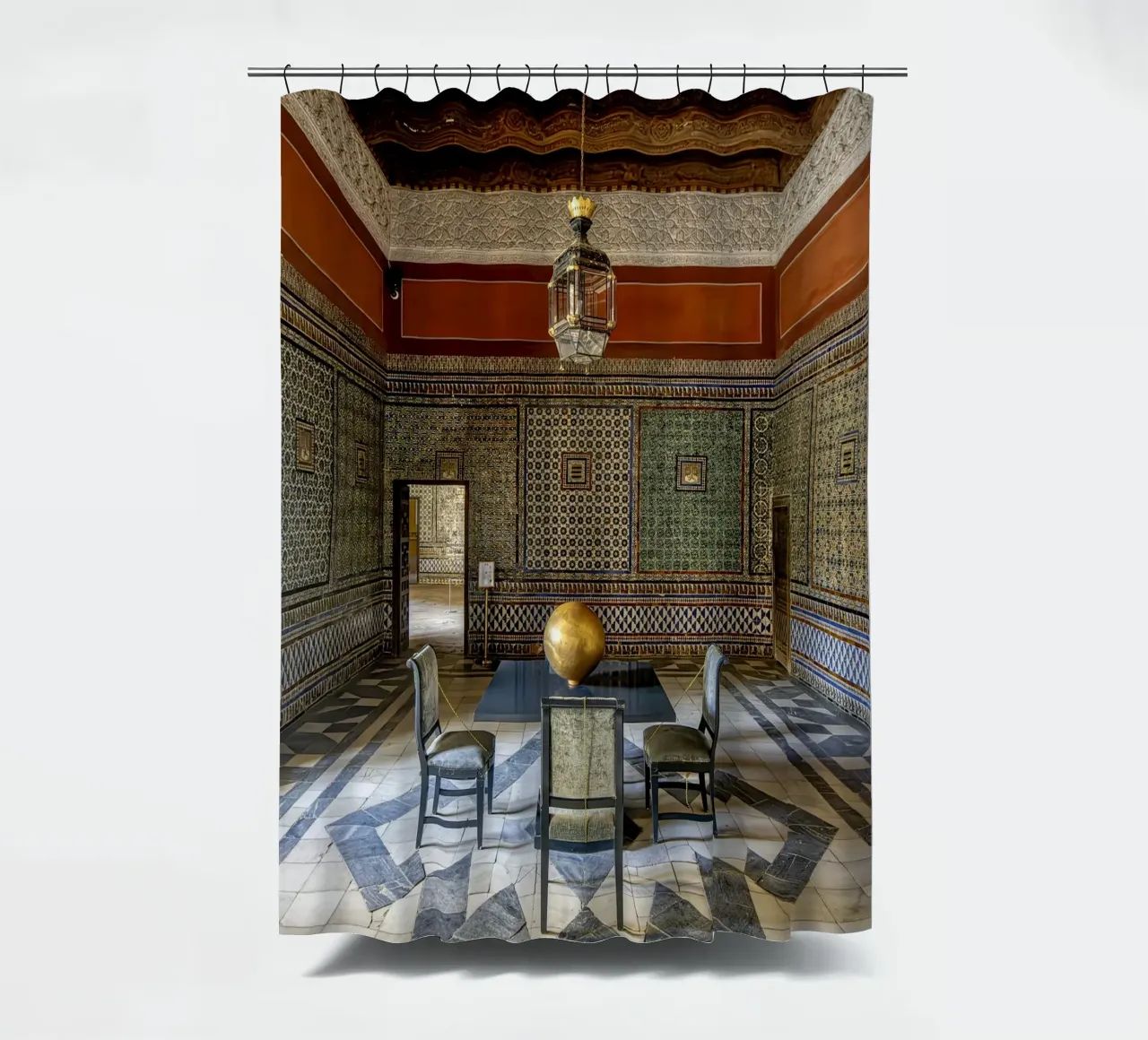 Camera piastrellata con lanterna nella Casa de Pilatos tenda da doccia da Bilderwelt - Kunst für die Wand