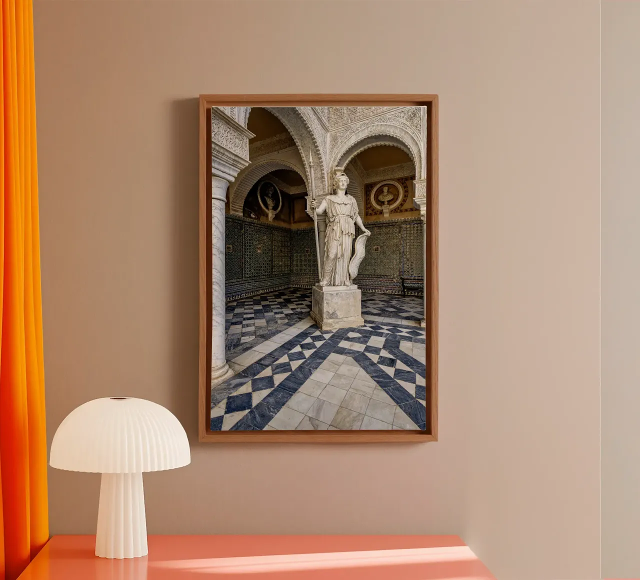 Antike Statue im Innenhof der Casa de Pilatos Leinwand mit Schattenfugenrahmen von Bilderwelt - Kunst für die Wand