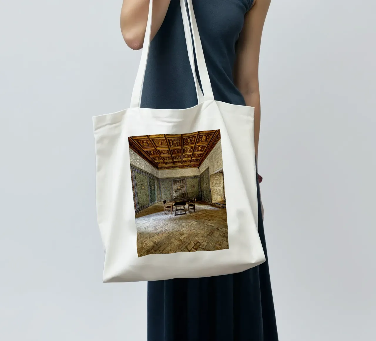 Camera mudéjar con piastrelle e soffitto in legno borsa in juta da Bilderwelt - Kunst für die Wand