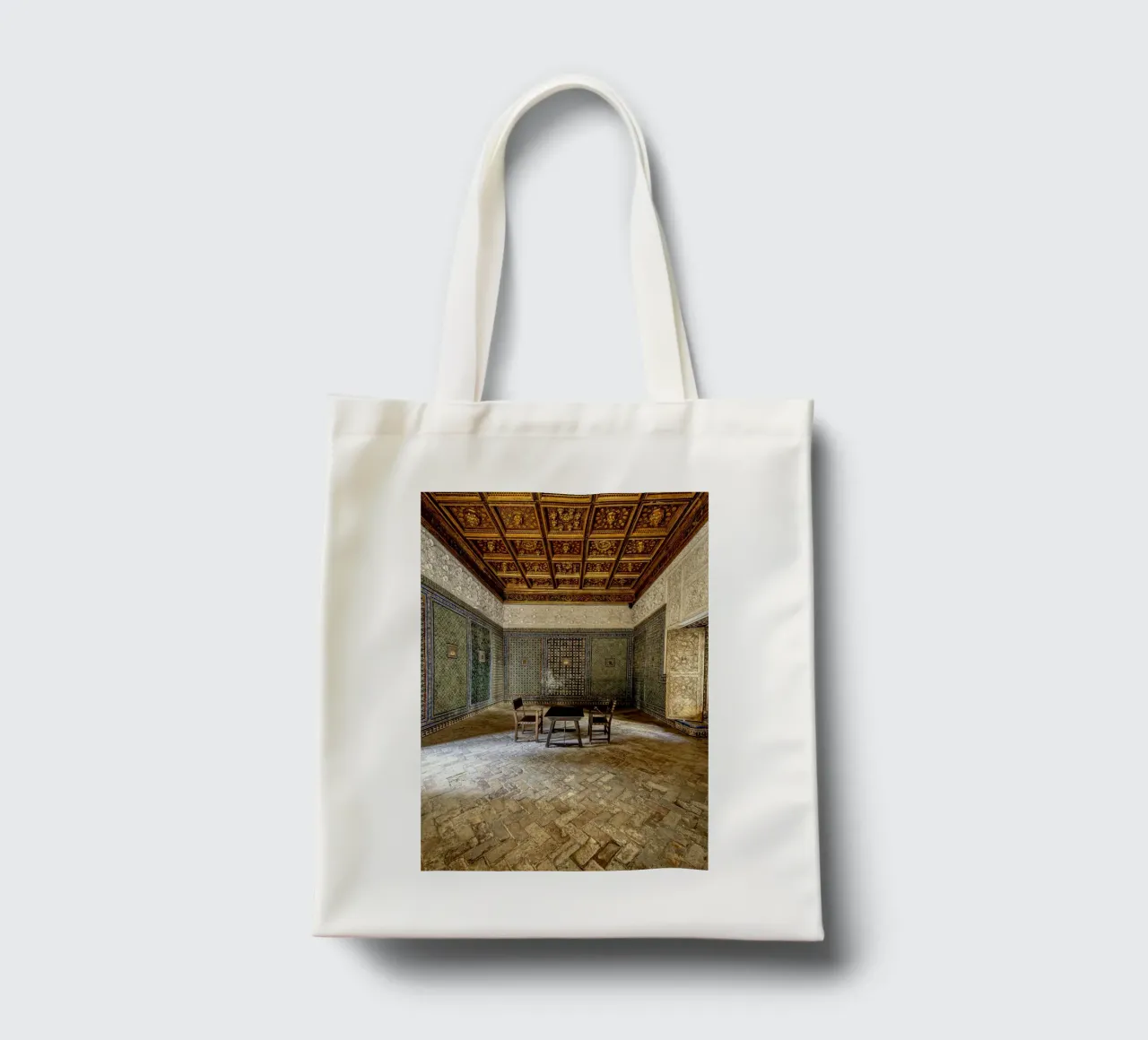 Camera mudéjar con piastrelle e soffitto in legno borsa in juta da Bilderwelt - Kunst für die Wand