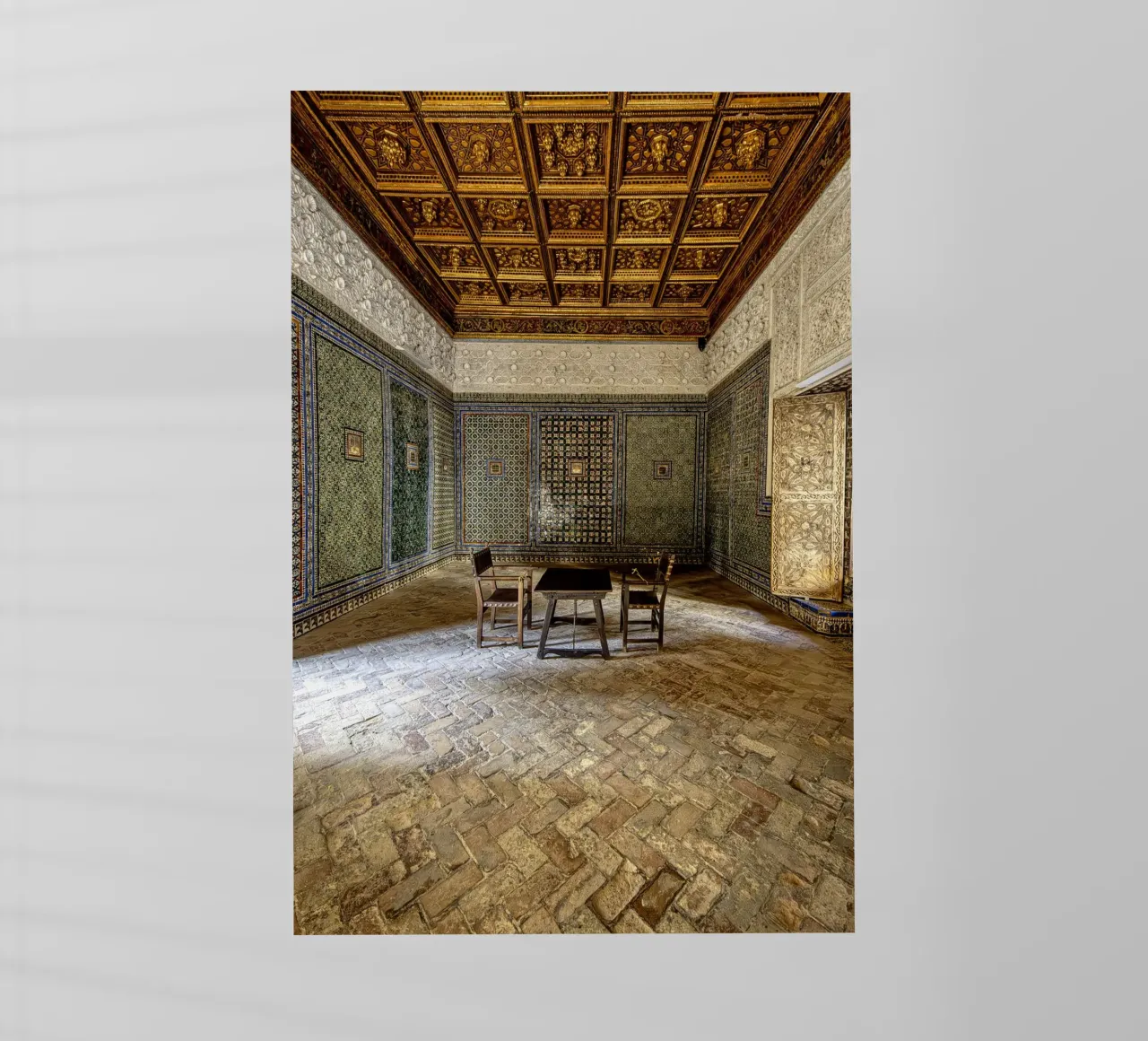 Camera mudéjar con piastrelle e soffitto in legno pellicola backlit da Bilderwelt - Kunst für die Wand