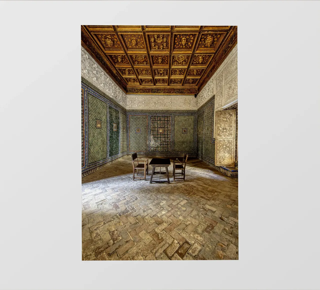 Camera mudéjar con piastrelle e soffitto in legno telo in pvc da Bilderwelt - Kunst für die Wand