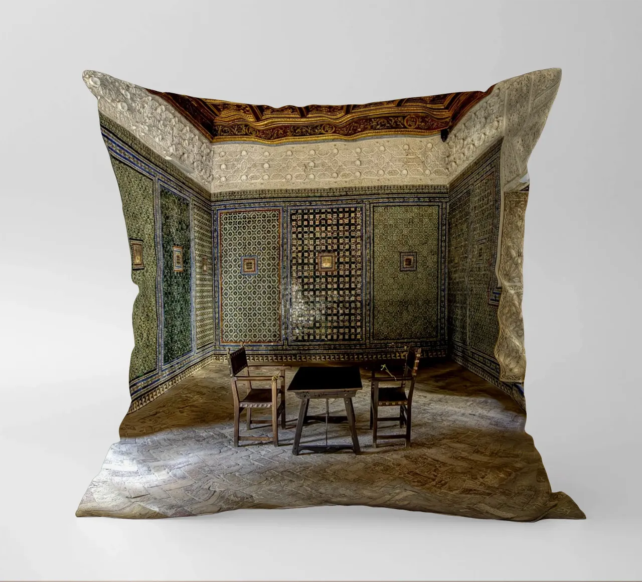 Mudéjar-Raum mit Fliesen und Holzdecke Kissen von Bilderwelt - Kunst für die Wand