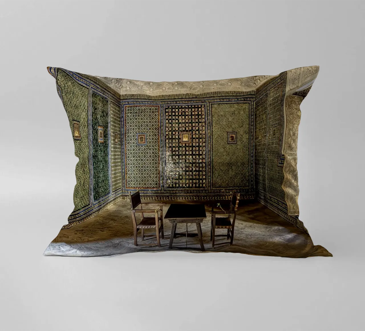 Mudéjar-Raum mit Fliesen und Holzdecke Kissen von Bilderwelt - Kunst für die Wand