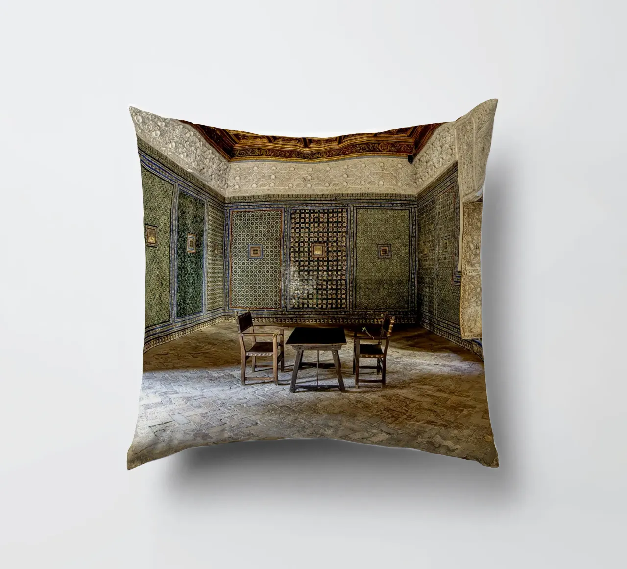 Mudéjar-Raum mit Fliesen und Holzdecke Kissen von Bilderwelt - Kunst für die Wand