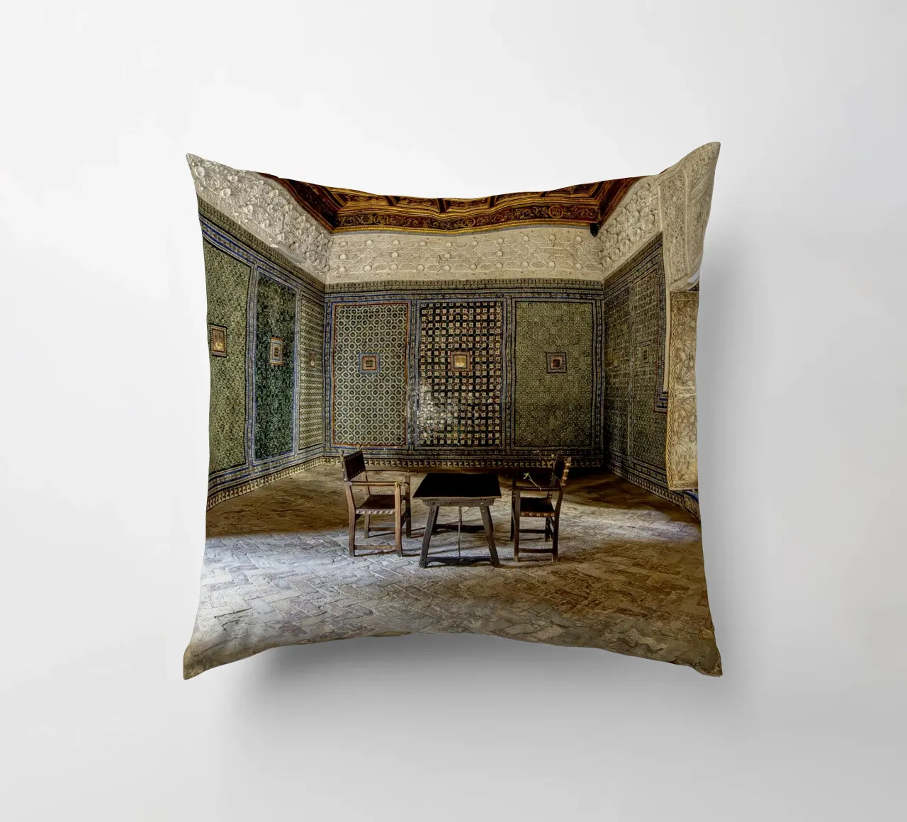 Mudéjar-Raum mit Fliesen und Holzdecke Kissen von Bilderwelt - Kunst für die Wand