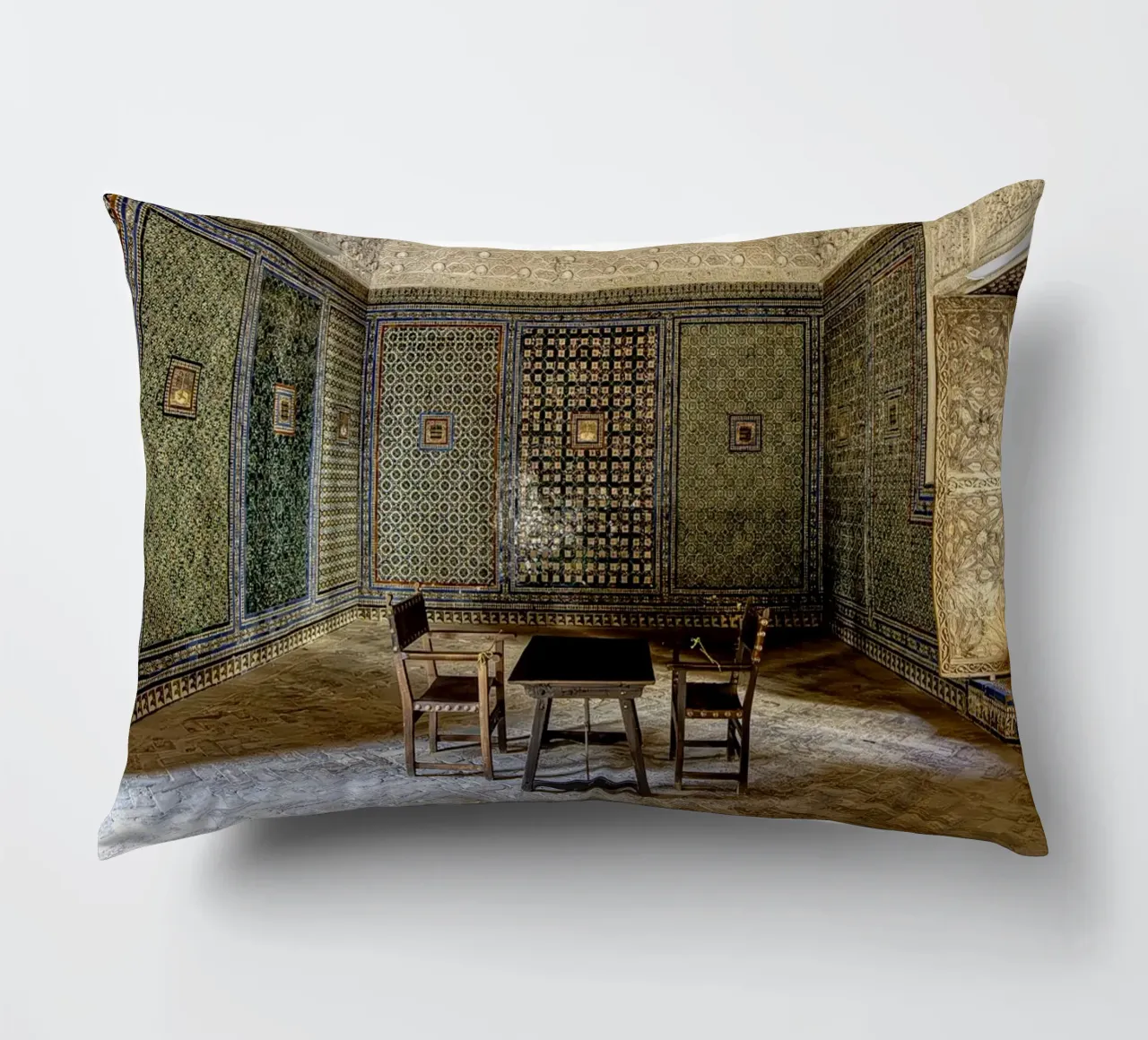 Mudéjar-Raum mit Fliesen und Holzdecke Kissen von Bilderwelt - Kunst für die Wand