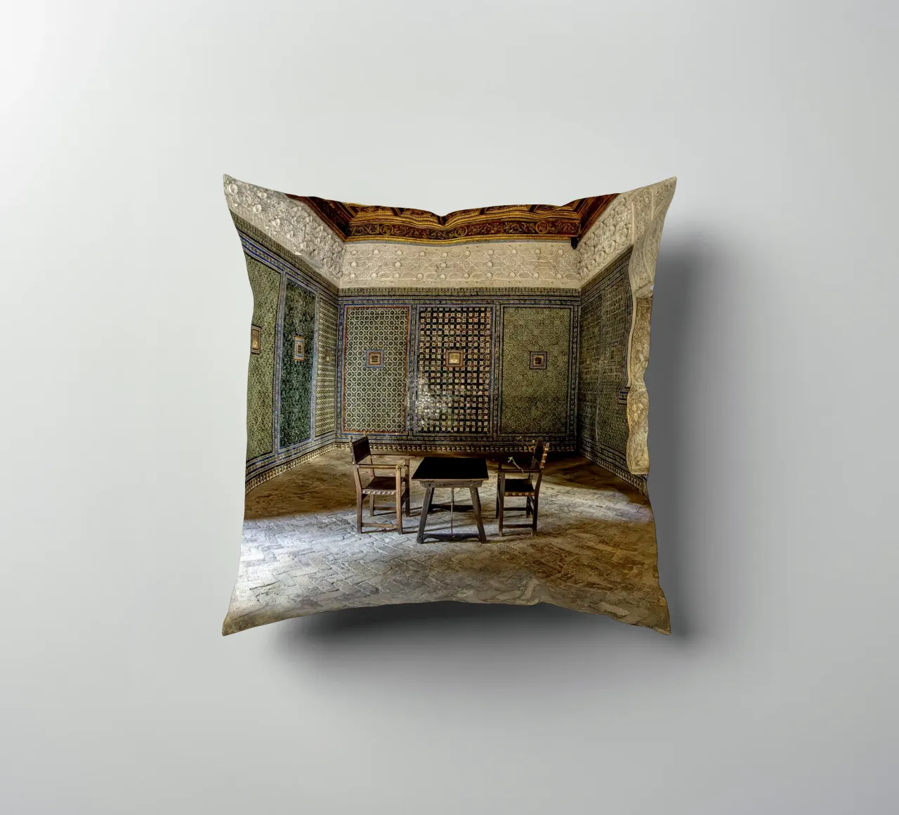 Mudéjar-Raum mit Fliesen und Holzdecke Kissen von Bilderwelt - Kunst für die Wand