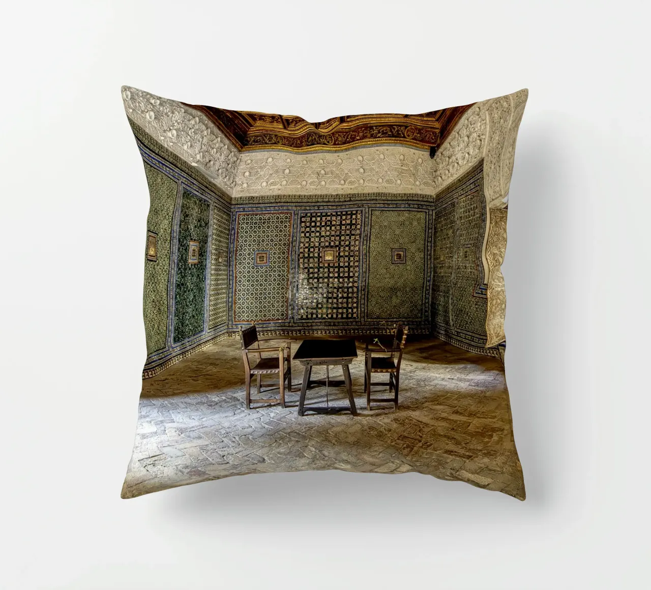 Mudéjar-Raum mit Fliesen und Holzdecke Kissen von Bilderwelt - Kunst für die Wand