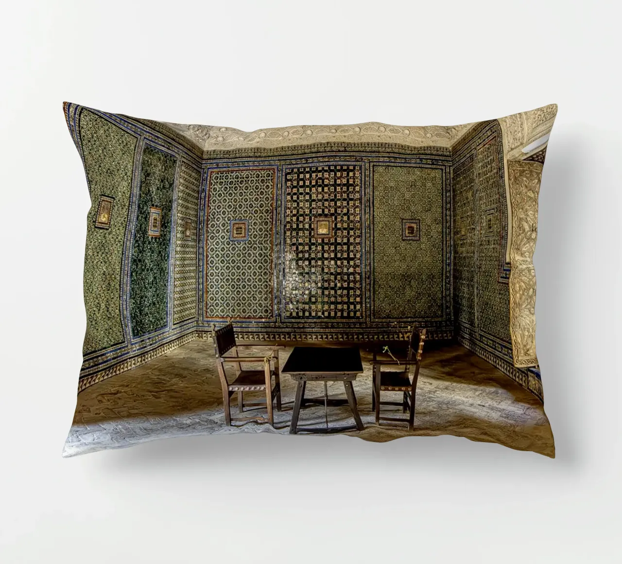 Mudéjar-Raum mit Fliesen und Holzdecke Kissen von Bilderwelt - Kunst für die Wand