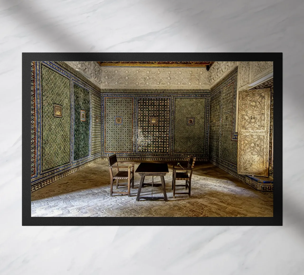 Camera mudéjar con piastrelle e soffitto in legno zerbino da Bilderwelt - Kunst für die Wand