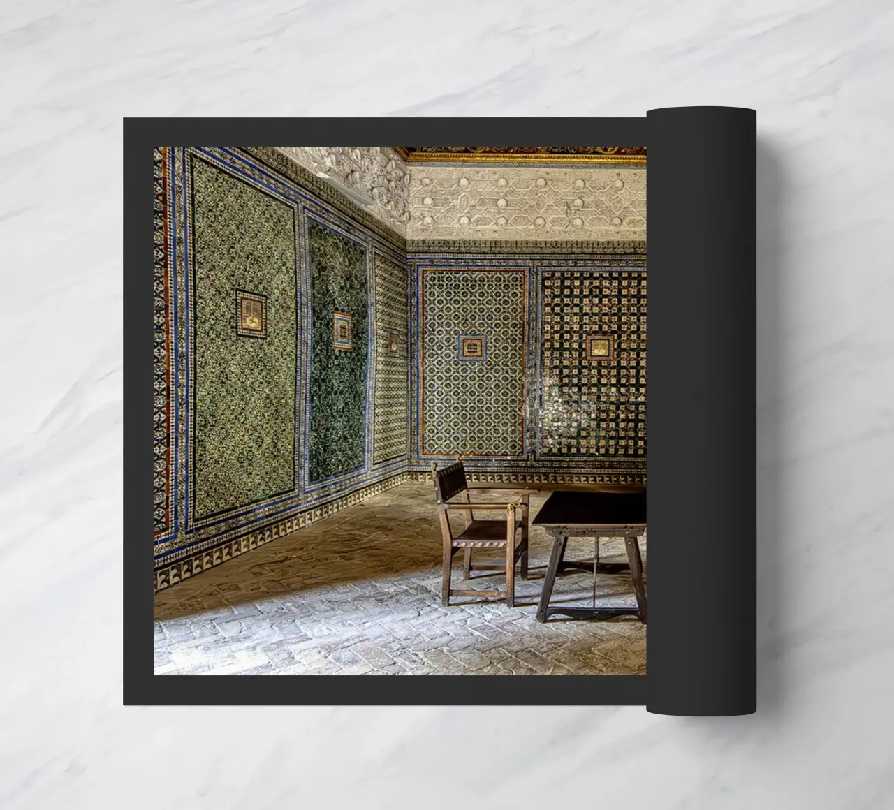 Camera mudéjar con piastrelle e soffitto in legno zerbino da Bilderwelt - Kunst für die Wand