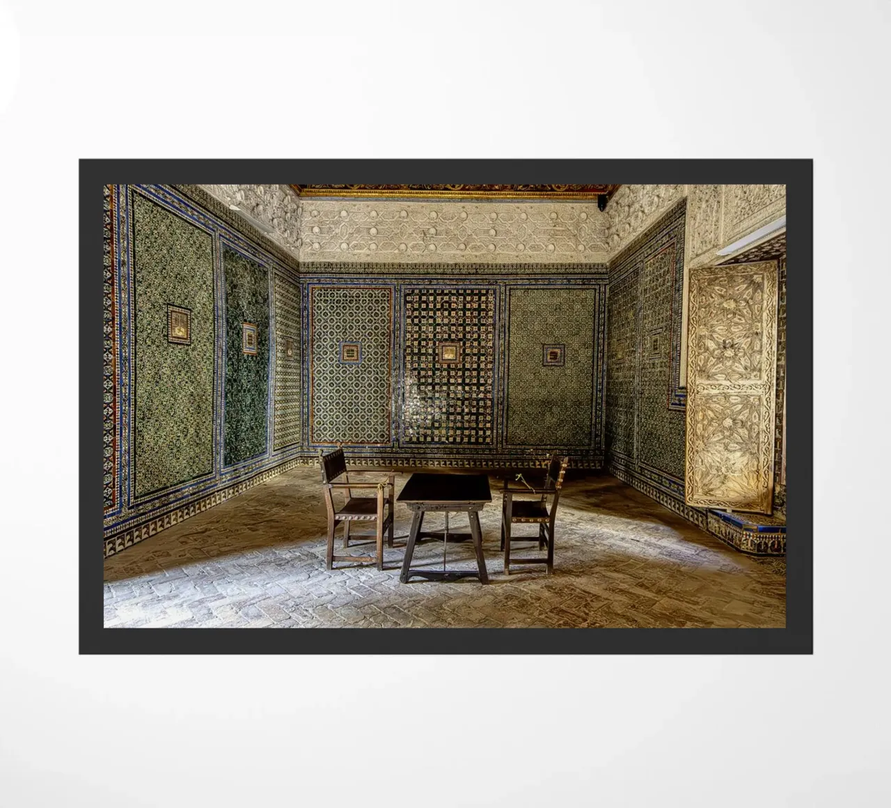 Camera mudéjar con piastrelle e soffitto in legno zerbino da Bilderwelt - Kunst für die Wand