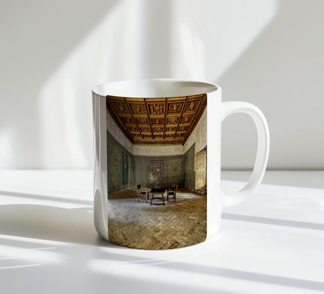 Camera mudéjar con piastrelle e soffitto in legno tazza in ceramica da Bilderwelt - Kunst für die Wand