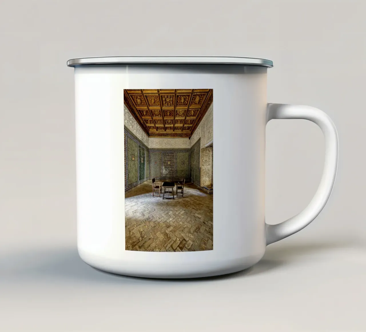 Camera mudéjar con piastrelle e soffitto in legno tazza in smalto da Bilderwelt - Kunst für die Wand