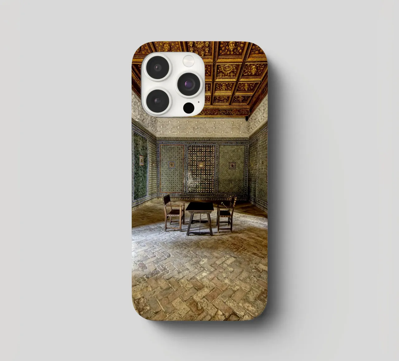 Camera mudéjar con piastrelle e soffitto in legno cover iphone da Bilderwelt - Kunst für die Wand