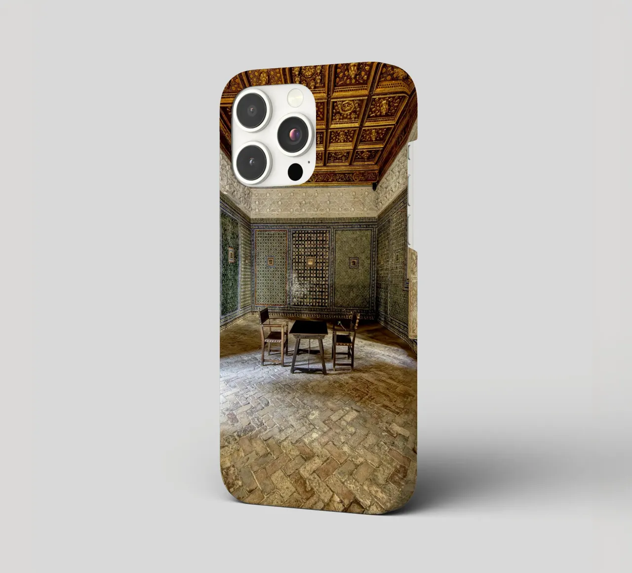 Camera mudéjar con piastrelle e soffitto in legno cover iphone da Bilderwelt - Kunst für die Wand