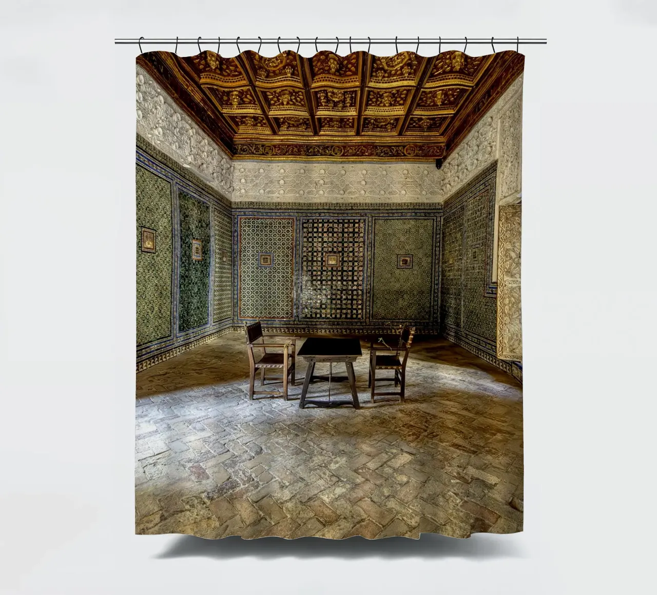 Camera mudéjar con piastrelle e soffitto in legno tenda da doccia da Bilderwelt - Kunst für die Wand
