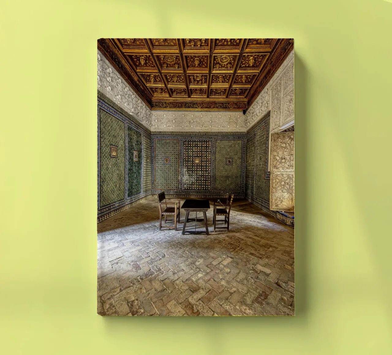Camera mudéjar con piastrelle e soffitto in legno diario da Bilderwelt - Kunst für die Wand