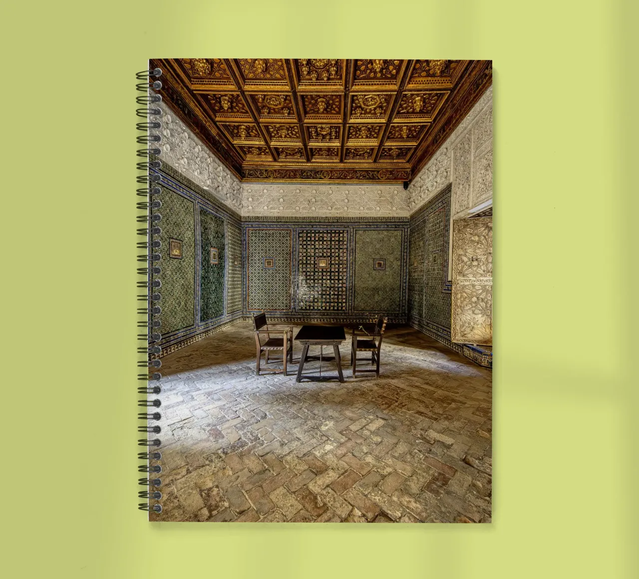 Camera mudéjar con piastrelle e soffitto in legno diario ad anelli da Bilderwelt - Kunst für die Wand