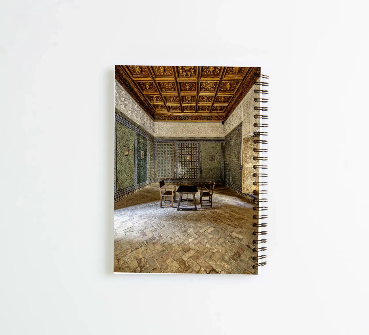 Camera mudéjar con piastrelle e soffitto in legno diario ad anelli da Bilderwelt - Kunst für die Wand