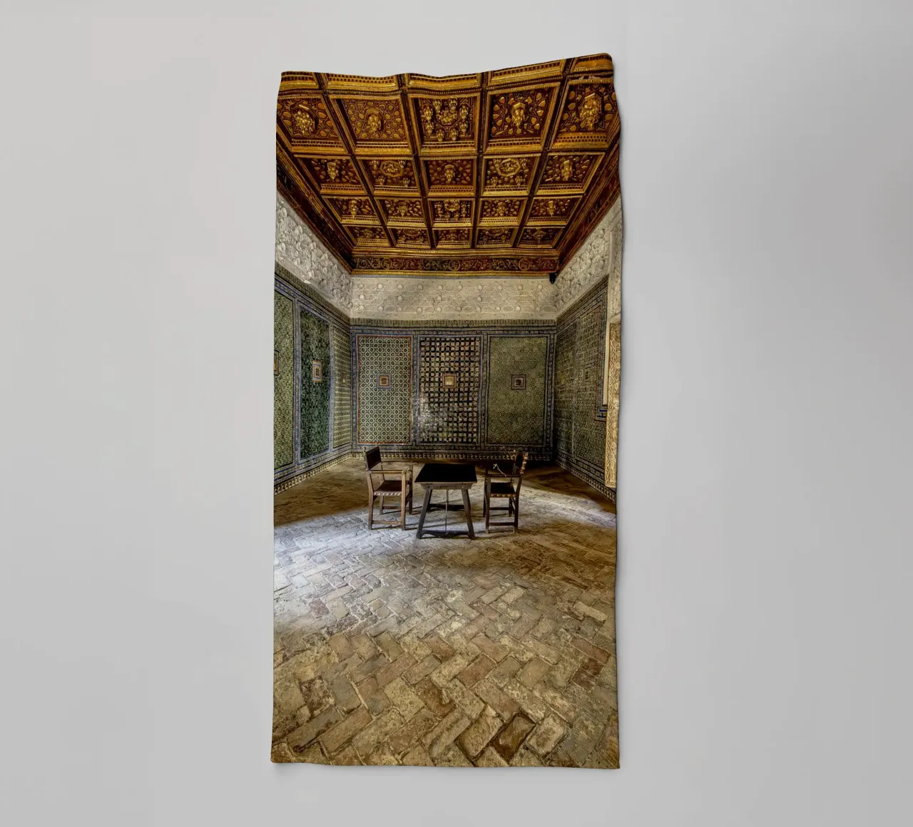 Camera mudéjar con piastrelle e soffitto in legno asciugamano da bagno da Bilderwelt - Kunst für die Wand