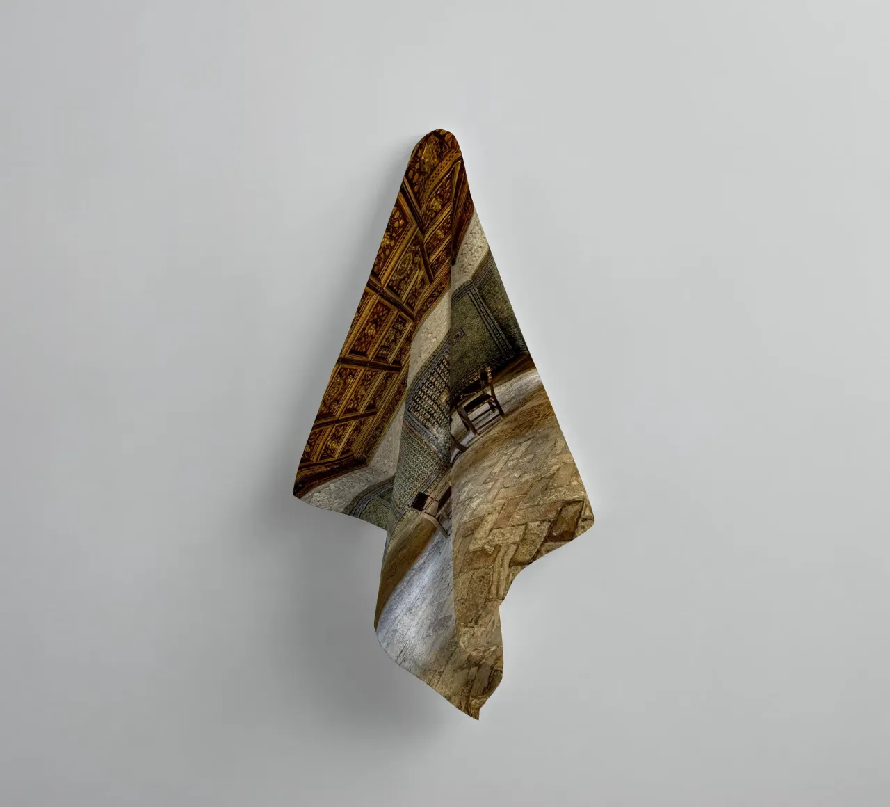 Camera mudéjar con piastrelle e soffitto in legno asciugamano da bagno da Bilderwelt - Kunst für die Wand