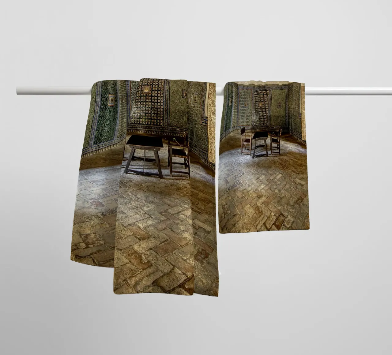 Camera mudéjar con piastrelle e soffitto in legno asciugamano da bagno da Bilderwelt - Kunst für die Wand