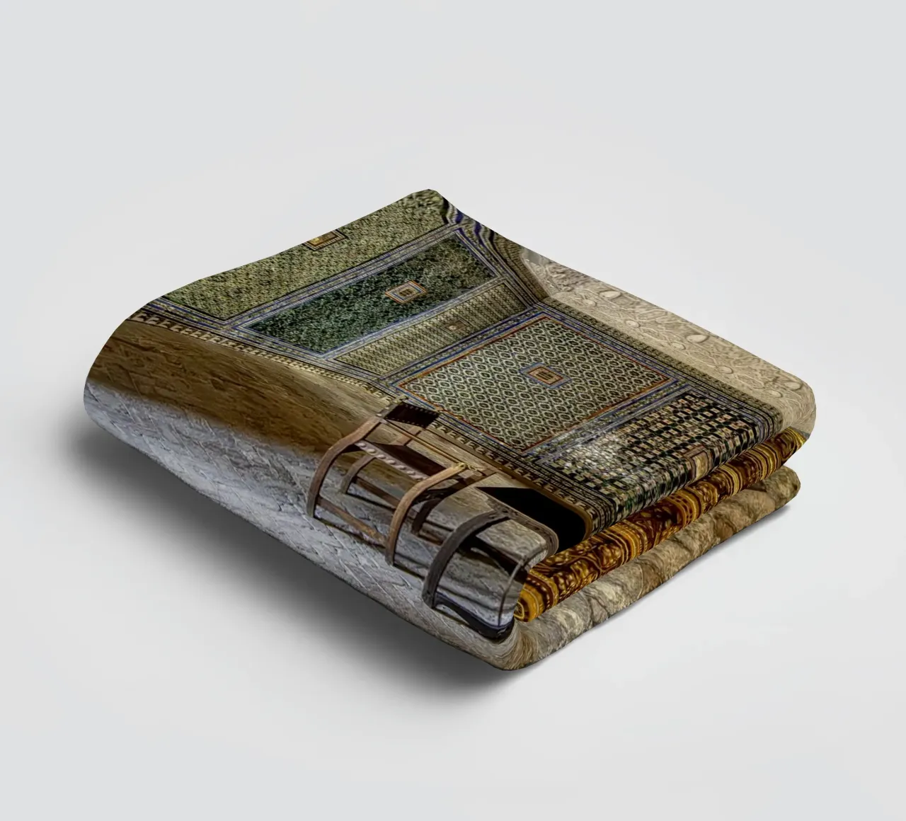 Camera mudéjar con piastrelle e soffitto in legno asciugamano da bagno da Bilderwelt - Kunst für die Wand