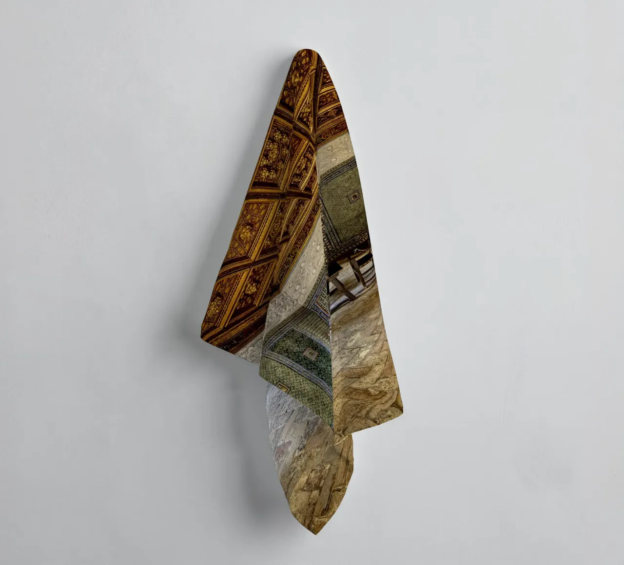 Camera mudéjar con piastrelle e soffitto in legno asciugamano da bagno da Bilderwelt - Kunst für die Wand