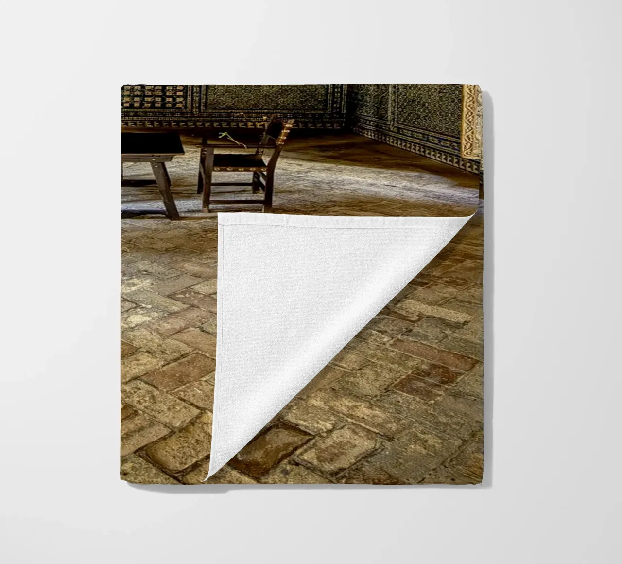 Camera mudéjar con piastrelle e soffitto in legno telo mare da Bilderwelt - Kunst für die Wand