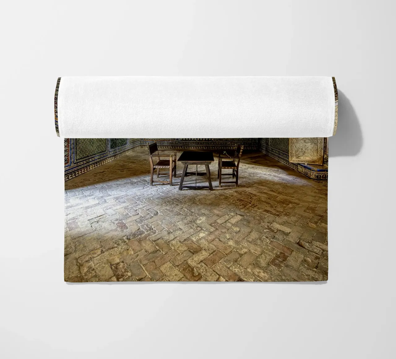 Camera mudéjar con piastrelle e soffitto in legno telo mare da Bilderwelt - Kunst für die Wand