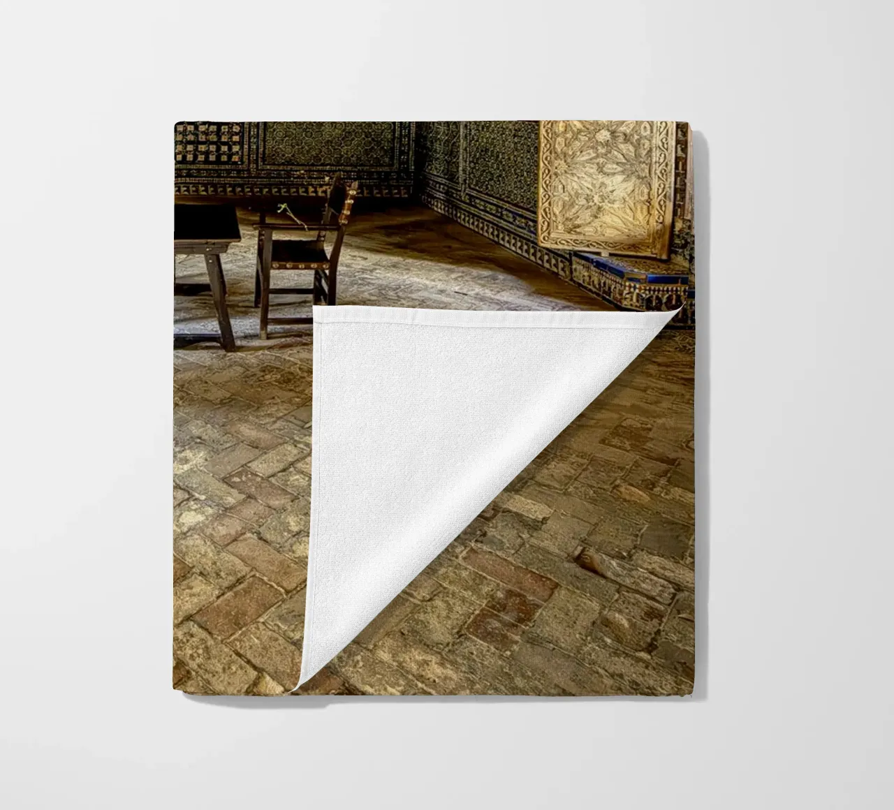 Camera mudéjar con piastrelle e soffitto in legno telo mare da Bilderwelt - Kunst für die Wand