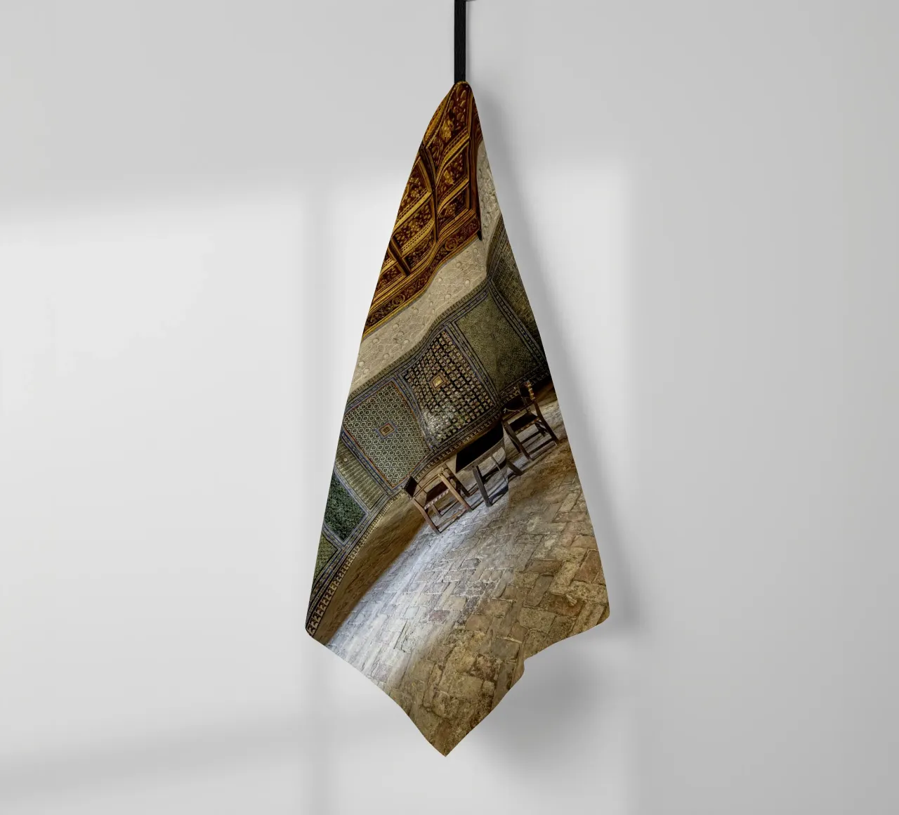 Camera mudéjar con piastrelle e soffitto in legno canovaccio da cucina da Bilderwelt - Kunst für die Wand