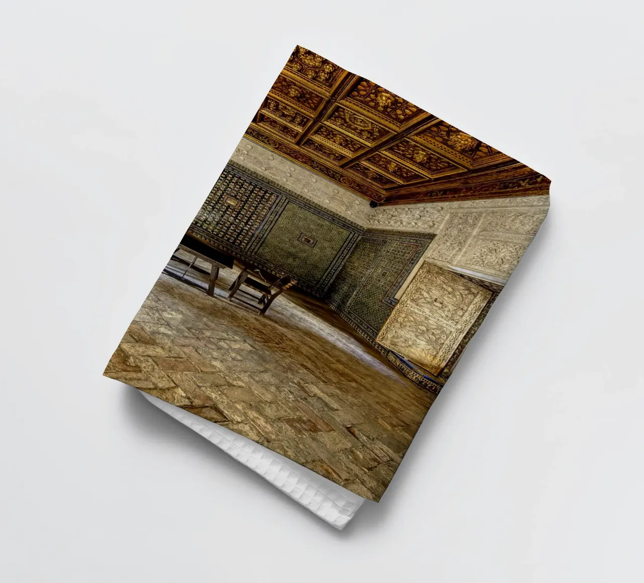 Camera mudéjar con piastrelle e soffitto in legno canovaccio da cucina da Bilderwelt - Kunst für die Wand