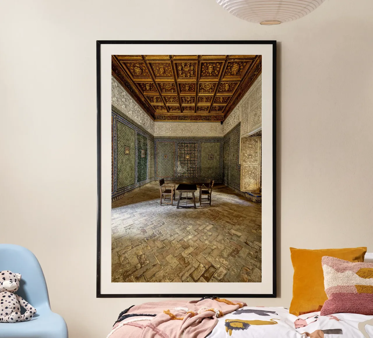 Camera mudéjar con piastrelle e soffitto in legno carta hahnemühle da Bilderwelt - Kunst für die Wand