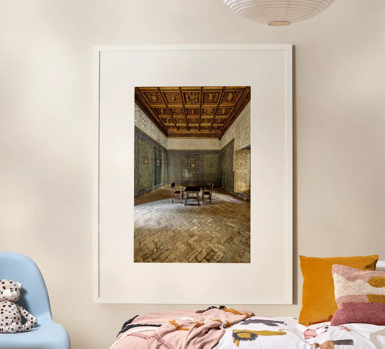 Camera mudéjar con piastrelle e soffitto in legno carta hahnemühle da Bilderwelt - Kunst für die Wand