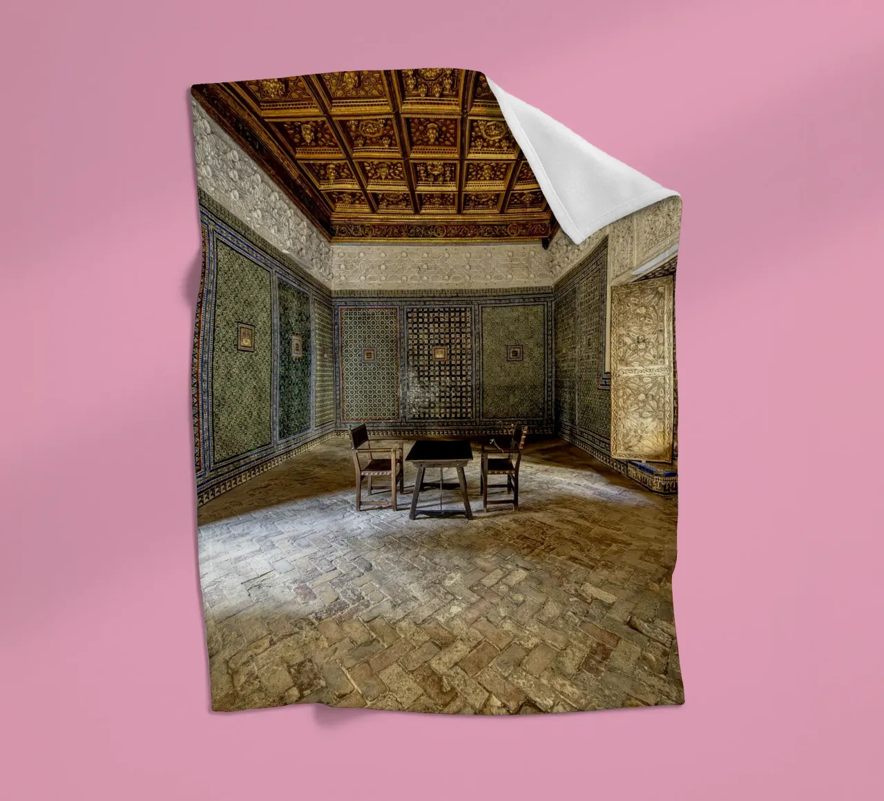 Camera mudéjar con piastrelle e soffitto in legno coperta in pile da Bilderwelt - Kunst für die Wand