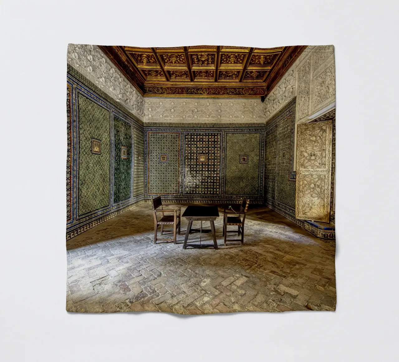 Camera mudéjar con piastrelle e soffitto in legno coperta in pile da Bilderwelt - Kunst für die Wand