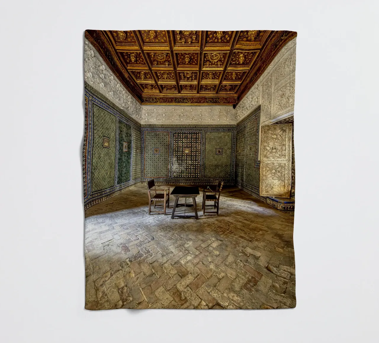 Camera mudéjar con piastrelle e soffitto in legno coperta in pile da Bilderwelt - Kunst für die Wand