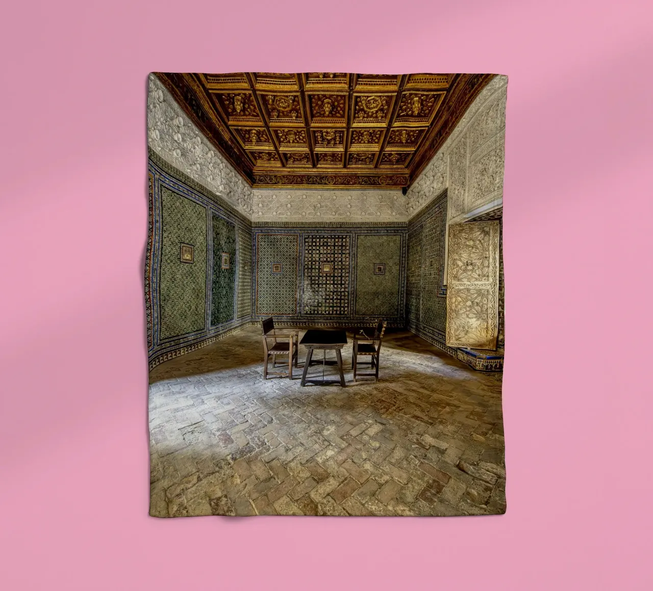 Camera mudéjar con piastrelle e soffitto in legno coperta in pile da Bilderwelt - Kunst für die Wand