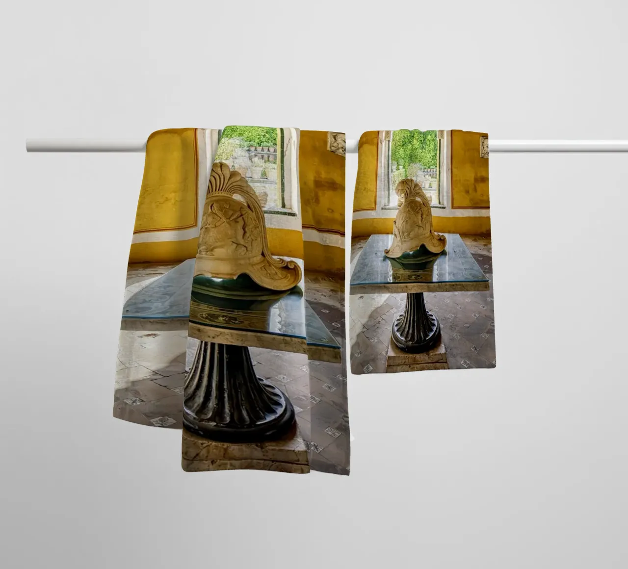 Interni storici con vista sul giardino asciugamano da bagno da Bilderwelt - Kunst für die Wand