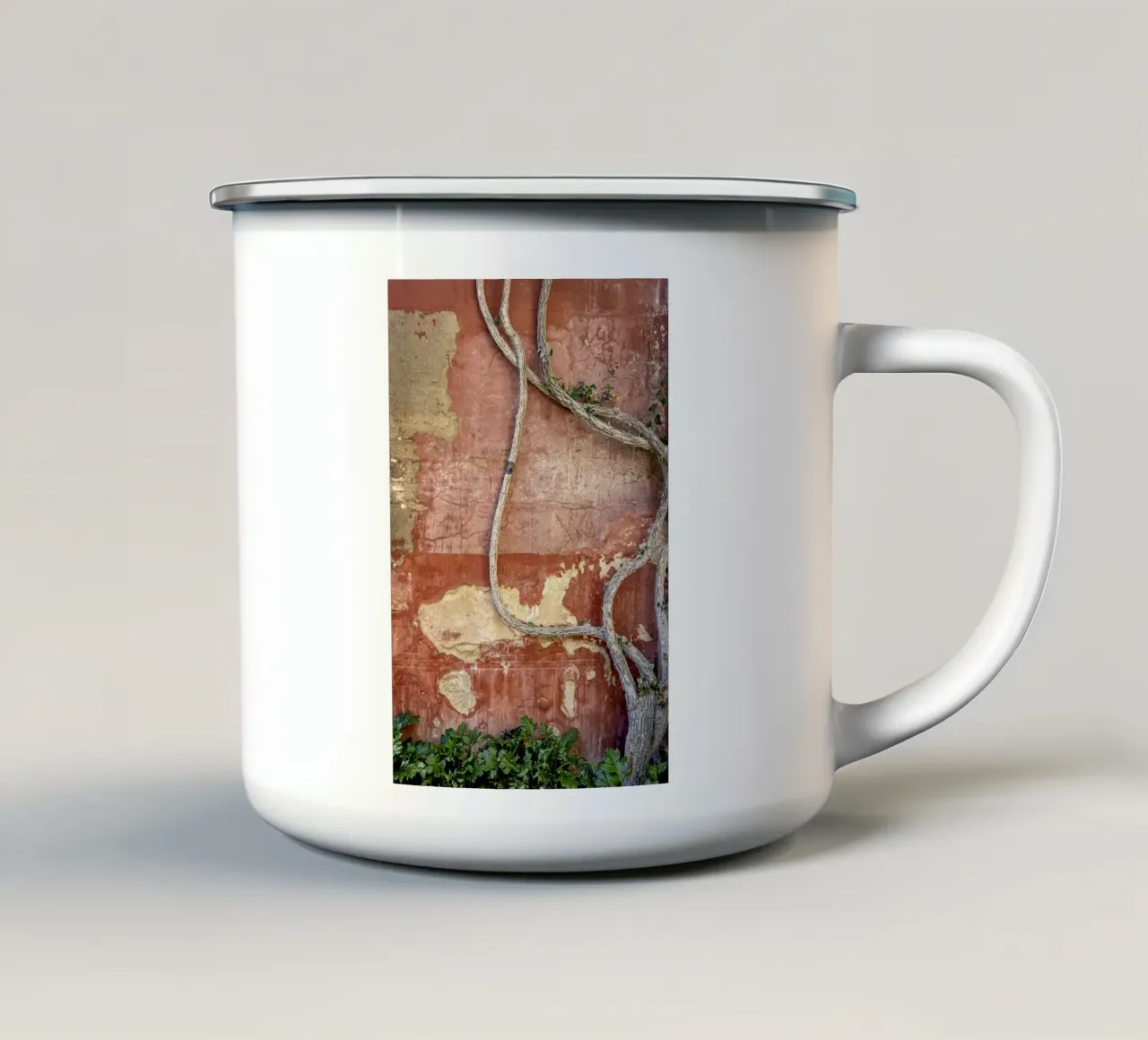 Parete scolpita dalle intemperie con pianta rampicante tazza in smalto da Bilderwelt - Kunst für die Wand