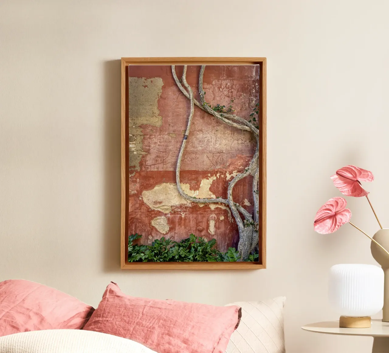 Parete scolpita dalle intemperie con pianta rampicante tela con Cornice a cassetta da Bilderwelt - Kunst für die Wand