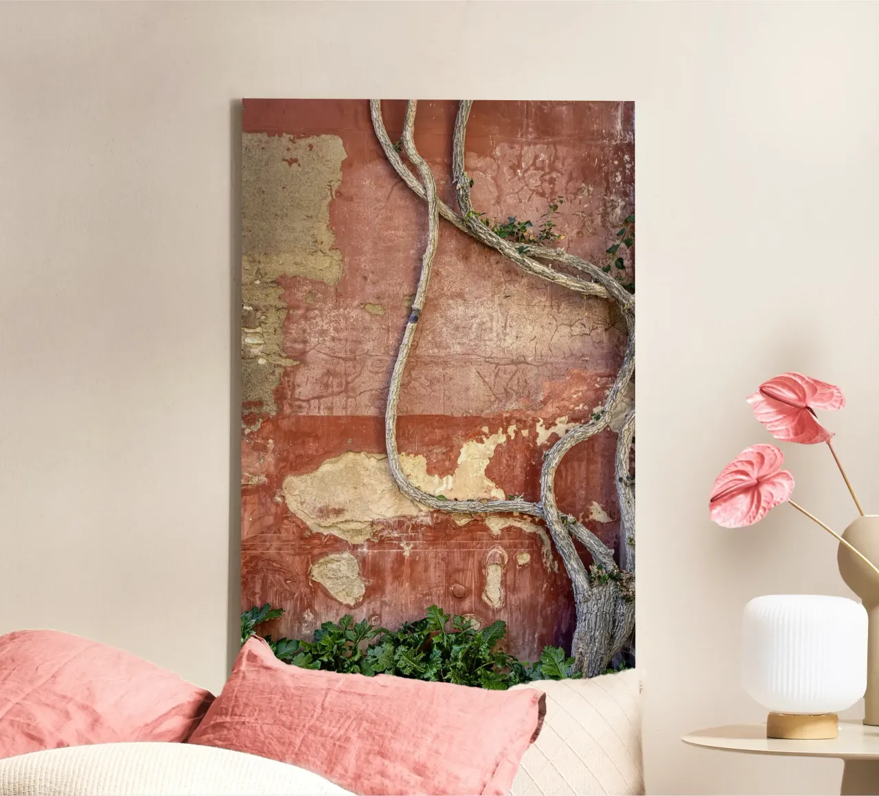 Parete scolpita dalle intemperie con pianta rampicante tela con Cornice a cassetta da Bilderwelt - Kunst für die Wand