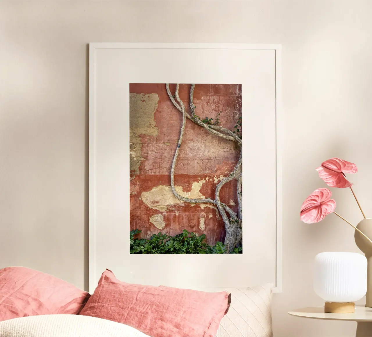 Parete scolpita dalle intemperie con pianta rampicante poster con telaio in plastica da Bilderwelt - Kunst für die Wand