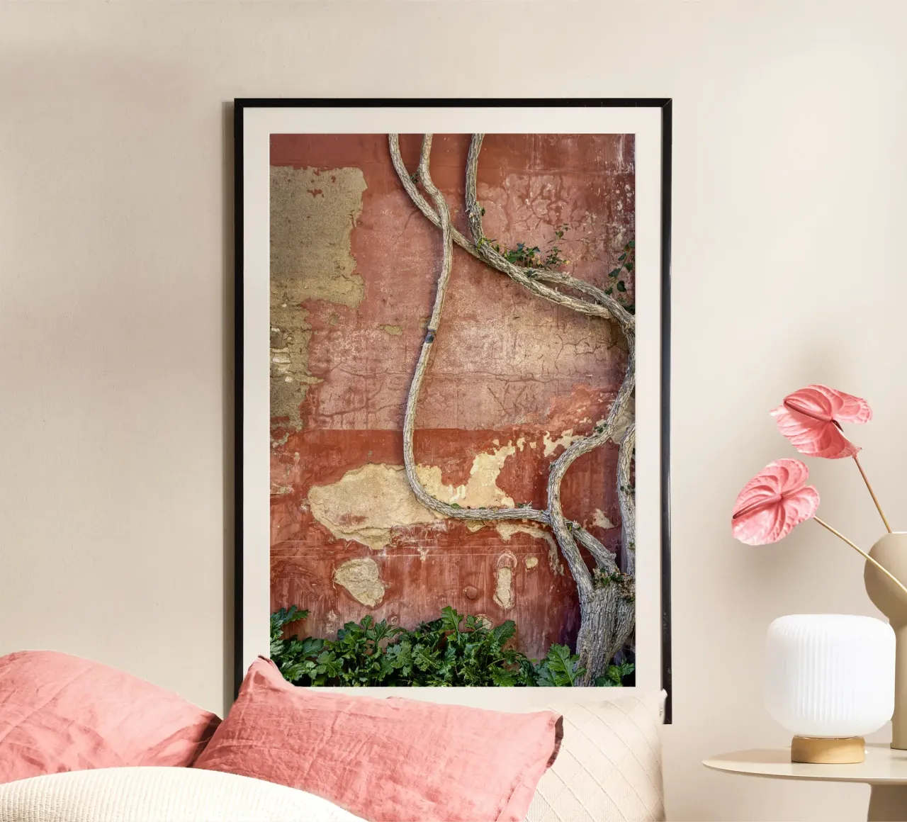 Parete scolpita dalle intemperie con pianta rampicante poster con telaio in plastica da Bilderwelt - Kunst für die Wand