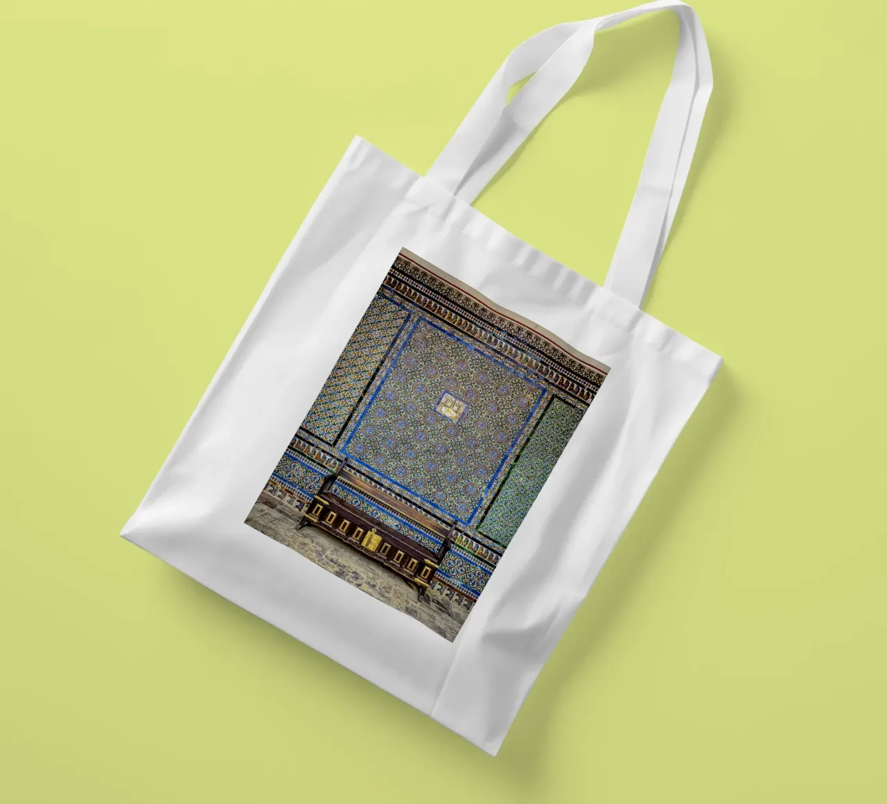Parete piastrellata con panca antica a Siviglia borsa in juta da Bilderwelt - Kunst für die Wand